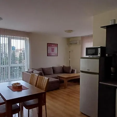 Reina Flores Park Apartman *